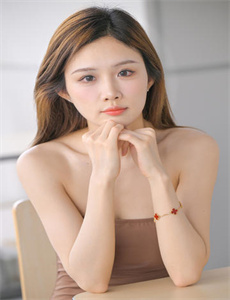 双手攀上两团少女峰舞蹈室-顶尖大但人文艺术展览2023
